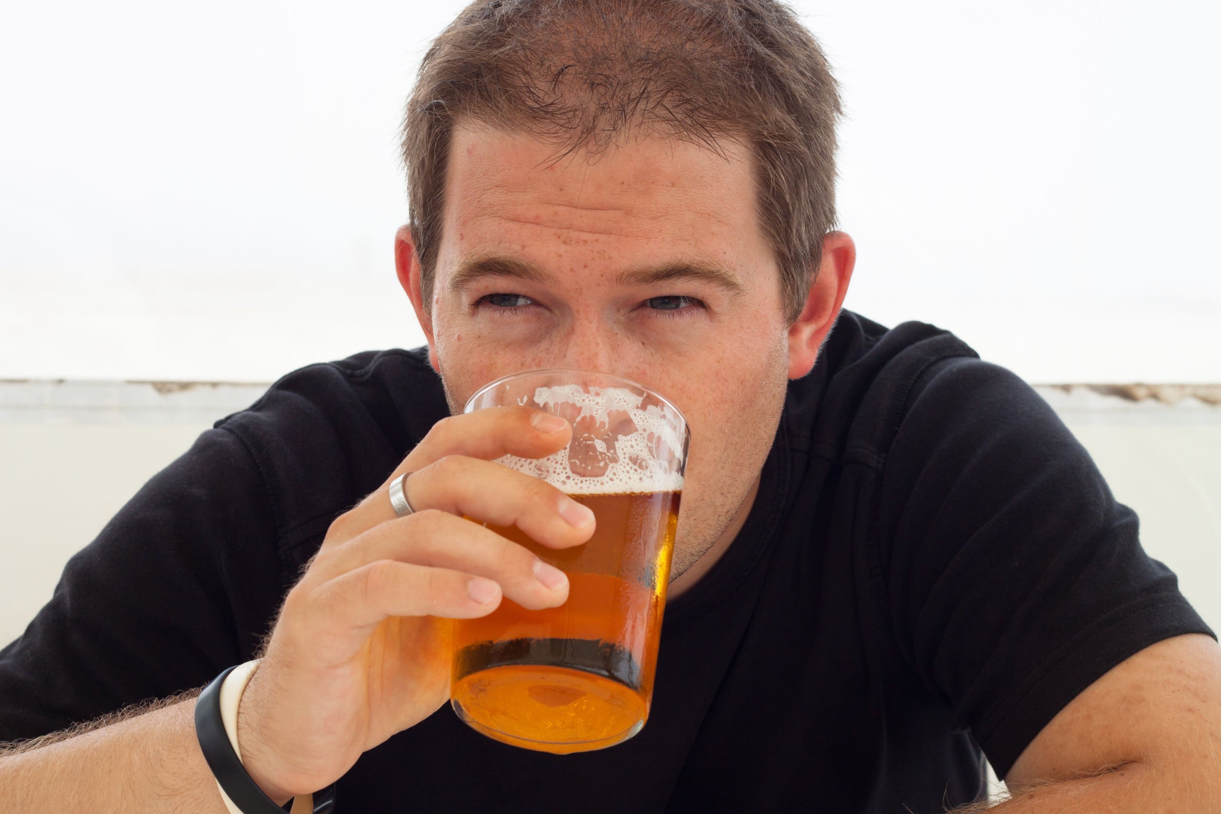 Homem bebendo cerveja