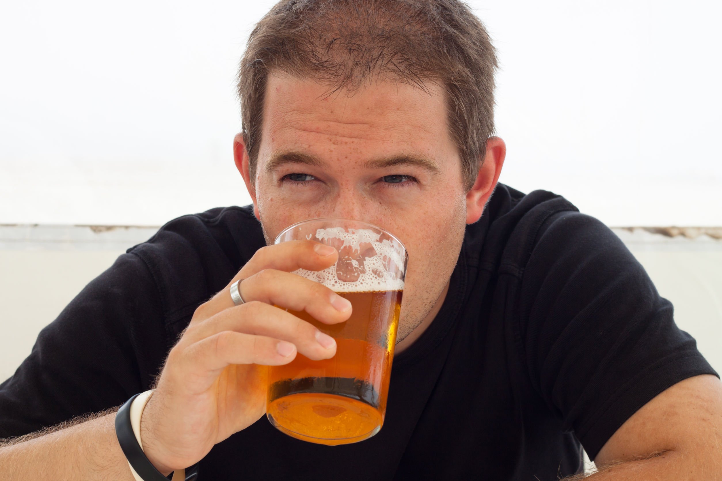 123RF Homem bebendo cerveja