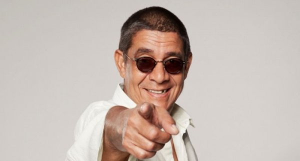 Reprodução / Instagram Homem apontando / Zeca Pagodinho
