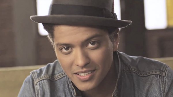 Reprodução/ Youtube Homem de chapéu /Bruno Mars