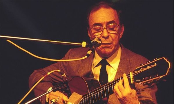 Alain BENAINOUS Homem tocando violão / João Gilberto