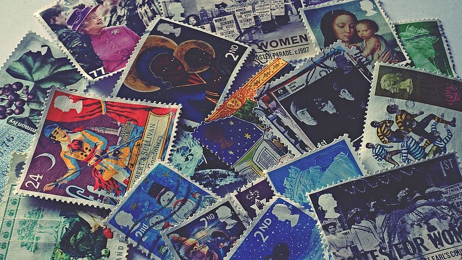 Coleção de selos para cartas, de épocas, tamanhos e lugares diferentes.