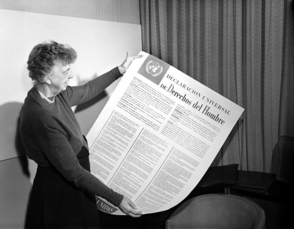 Organização das Nações Unidas Eleanor Roosevelt, primeira presidente da Comissão dos Direitos Humanos, segurando o documento traduzido em espanhol.