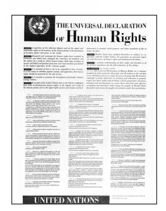 Declaração Universal dos Direitos Humanos impressa em papel, escrita em inglês.
