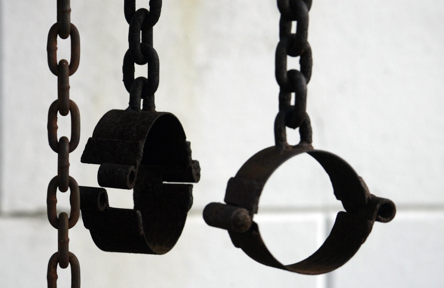 Correntes usadas durante a escravidão, com amarras de pescoço.