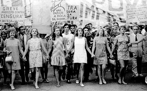 Fotografia da Passeata dos Cem Mil, no Rio de Janeiro (1968), contra a ditadura militar e em prol dos Direitos Humanos