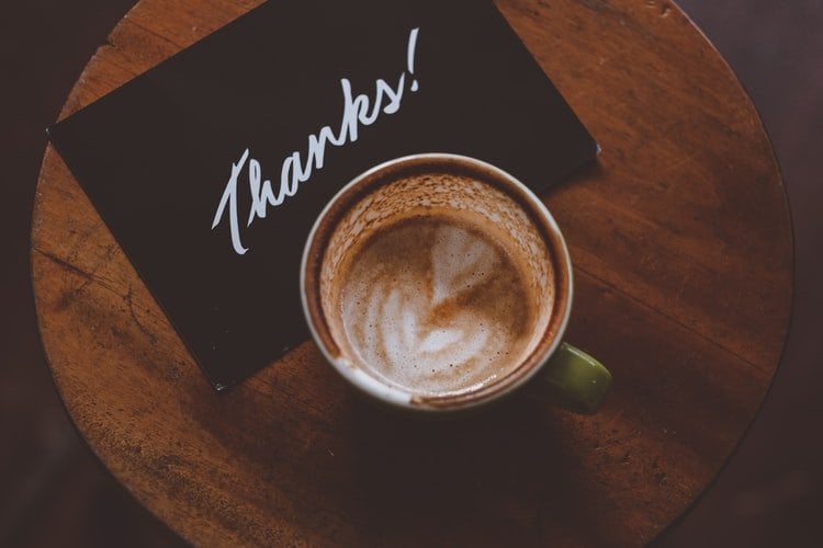 Café e bilhete escrito 'Thanks' (obrigado, em inglês)