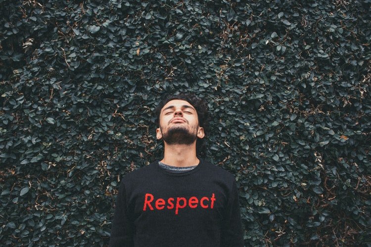 Homem com blusa escrito 'Respect' (respeito, em inglês)