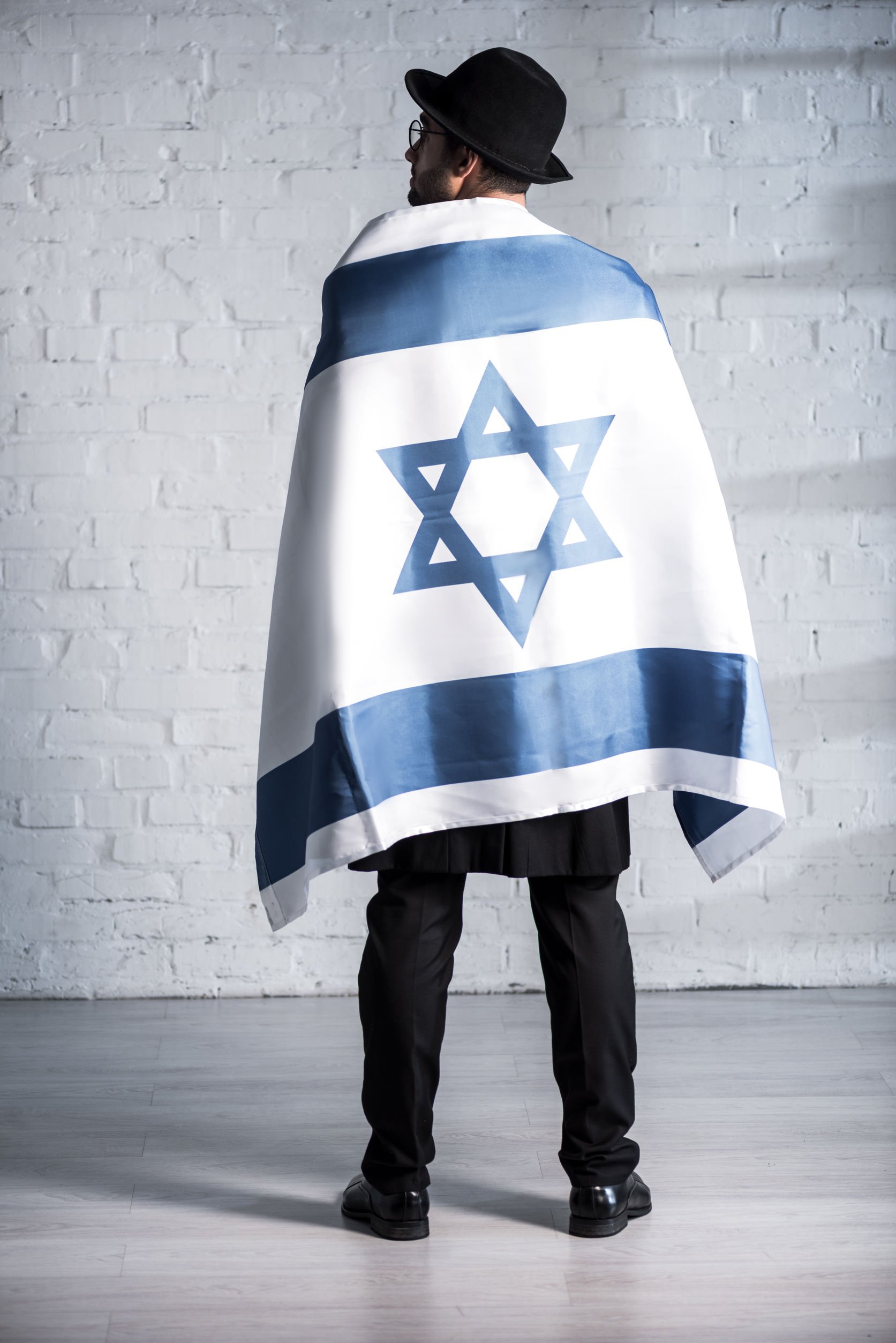 Home judeu segurando bandeira de Israel