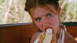 Personagem principal do filme Lolita mordendo banana