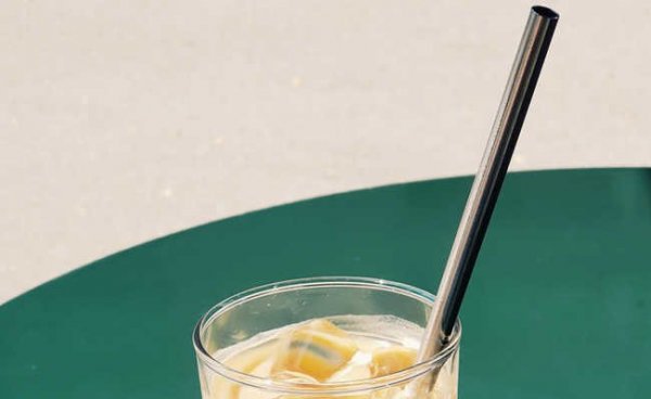 Célina Rohrbach/Unplash Canudo de aço em um copo com suco