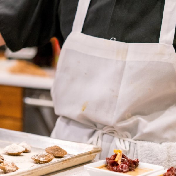 Elevate/Unsplash Pessoa usando avental na cozinha