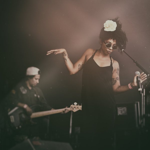 Zuzer Cofie/Reshot Mulher em um palco cantando