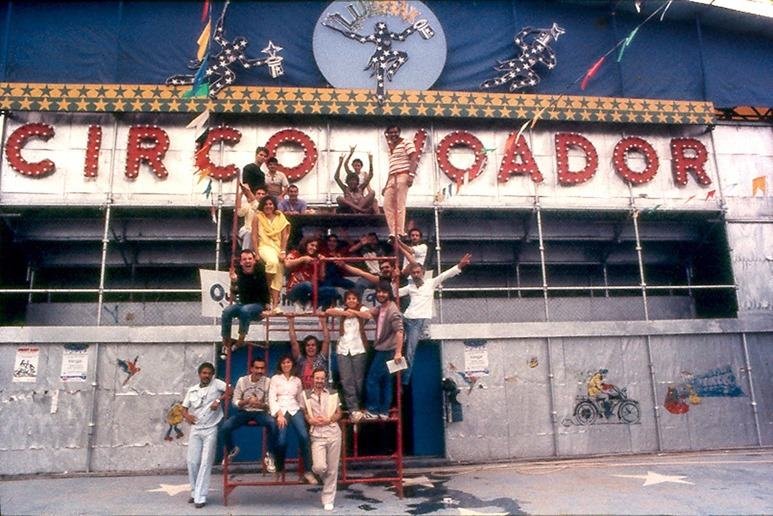 Fachada do Circo Voador no Rio de Janeiro na década de 80, com muitos artistas na frente.
