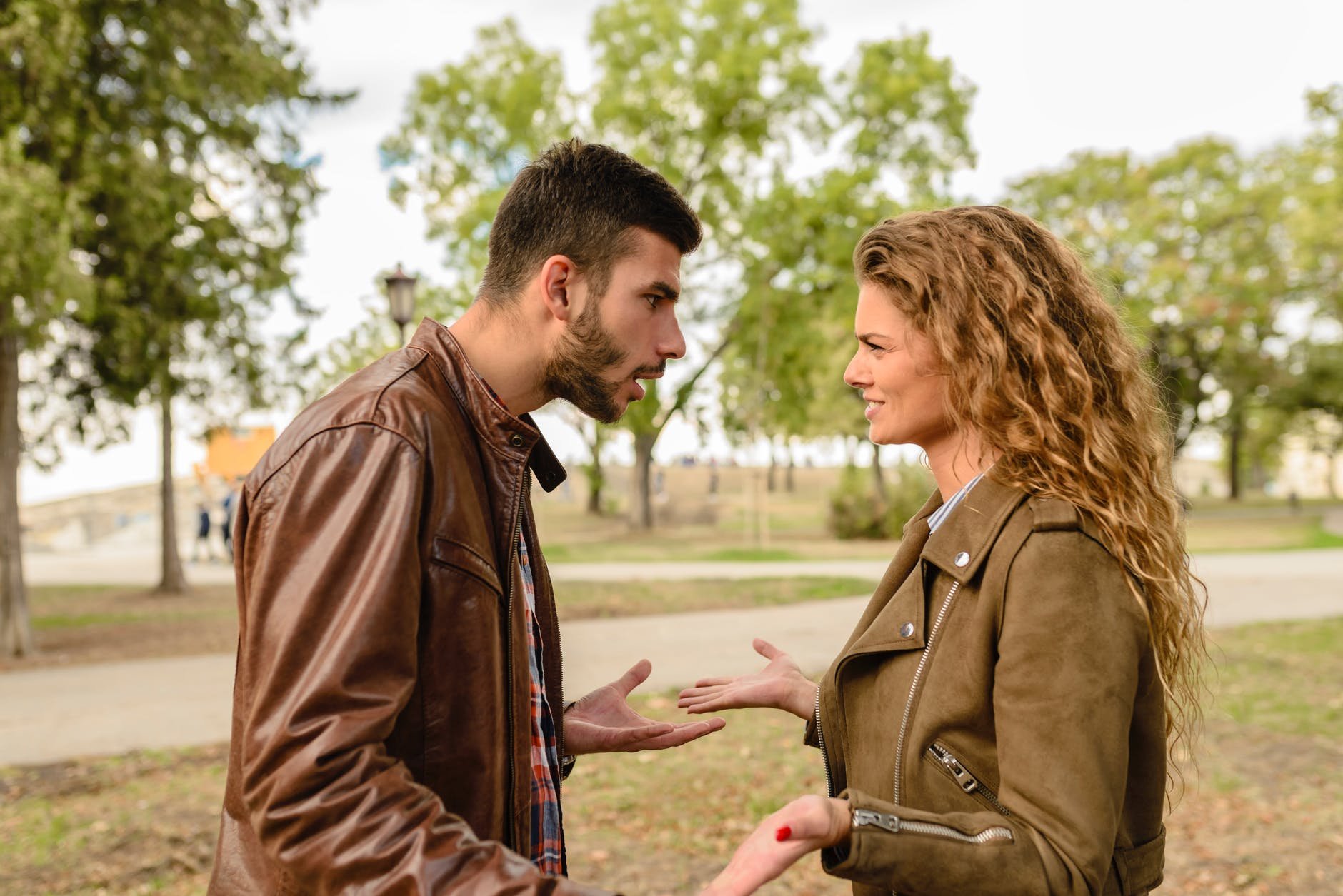 Homem e mulher discutindo em meio de parque