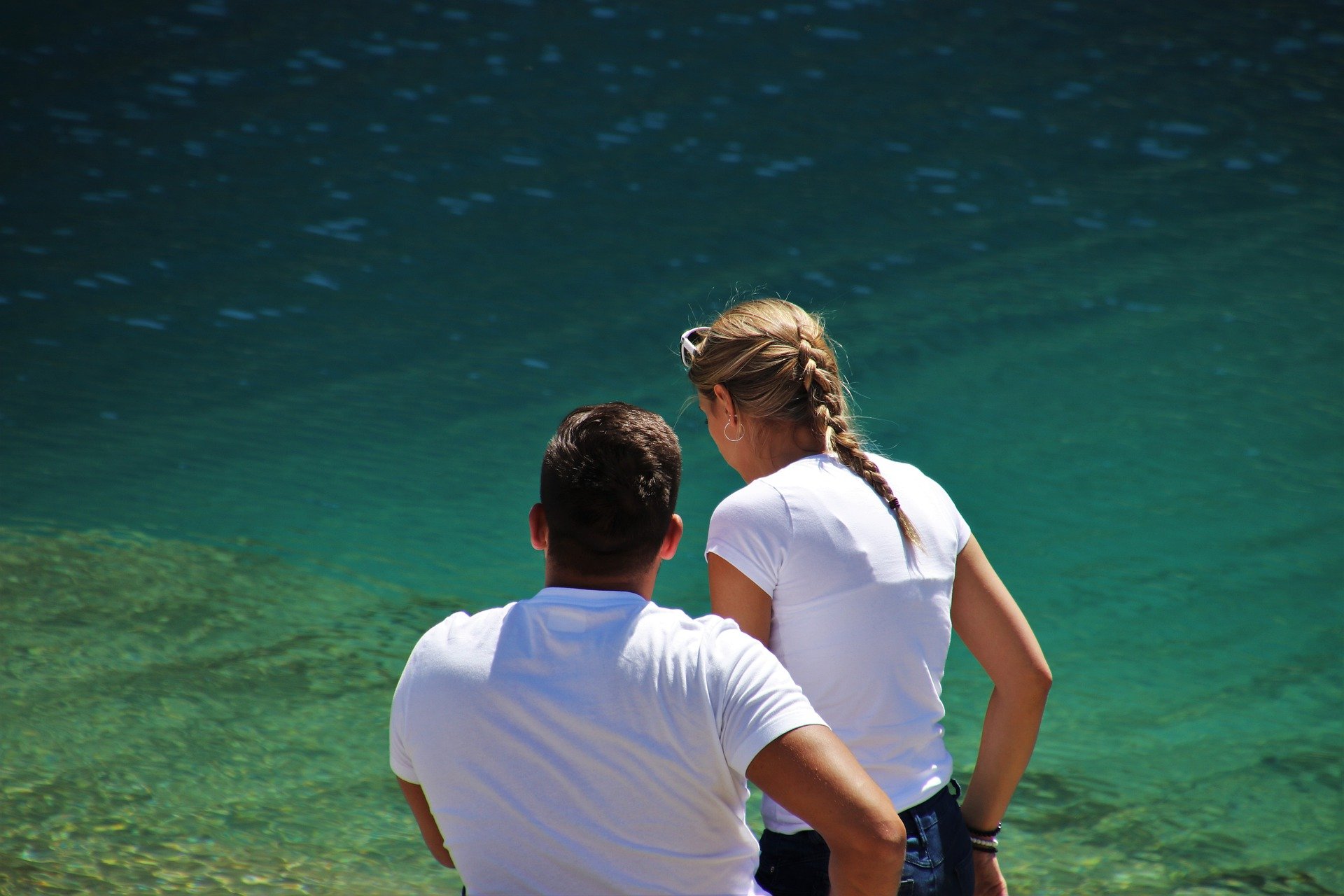 Pixabay Homem e mulher olhando mar