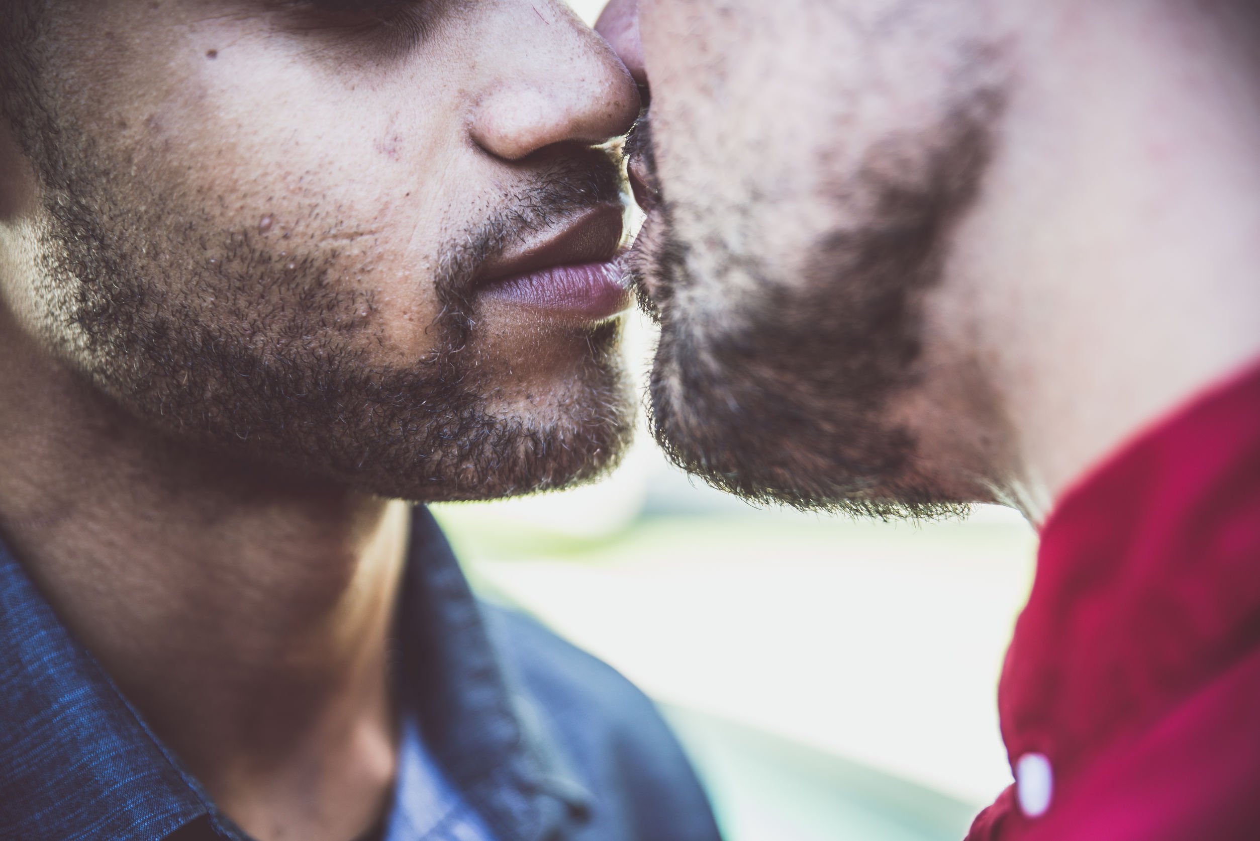 Homens se beijando
