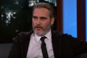 Reprodução/ Youtube Homem dando entrevista / Joaquin Phoenix