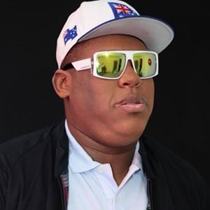Reprodução/ Spin Lyrics Homem de óculos escuros e boné branco