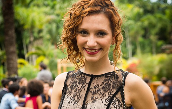 Reproduçao/ O fuxico Mulher sorrindo