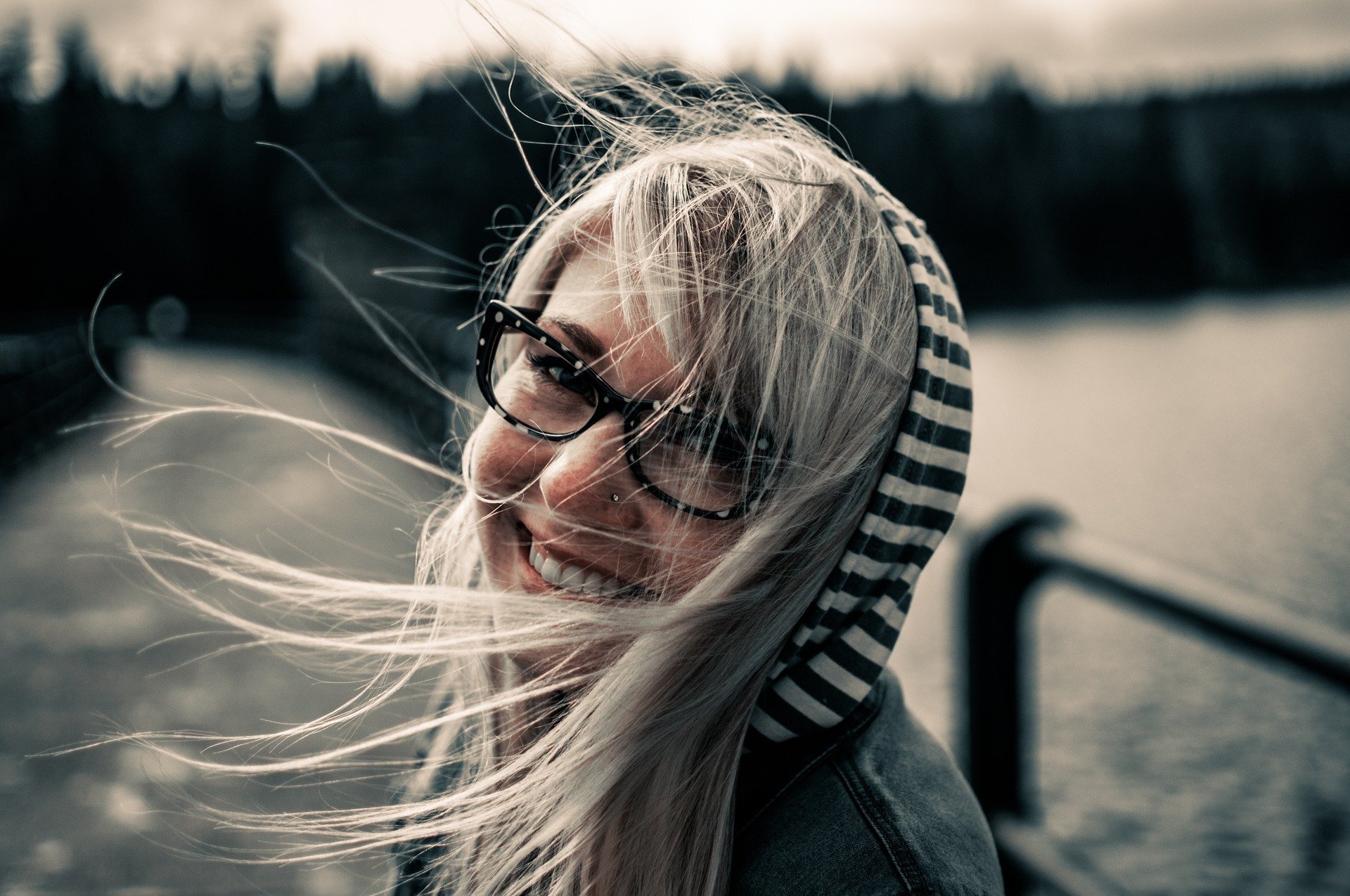 Mulher sorrindo com os cabelos ao vento