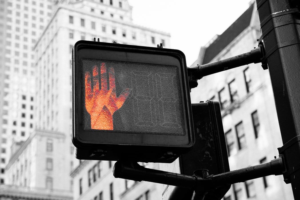Semáforo de pedestre com mão vermelha
