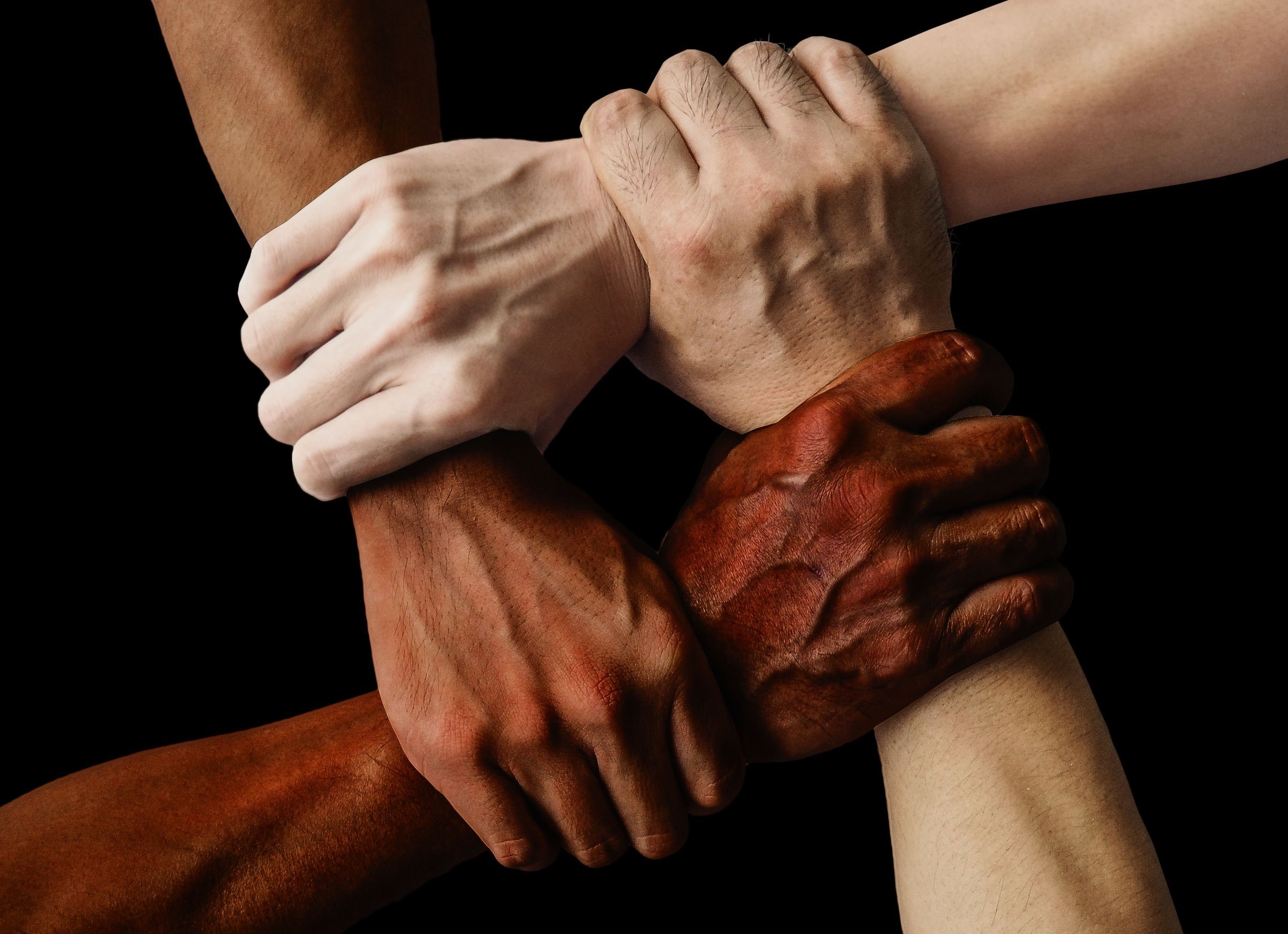 Mãos de diversas etnias juntas