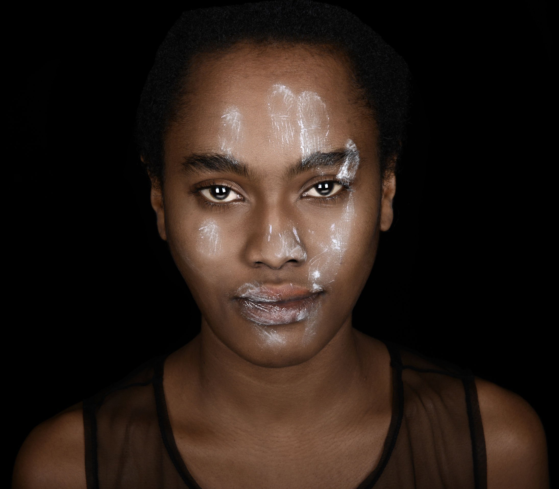 Mulher negra com o rosto pintado
