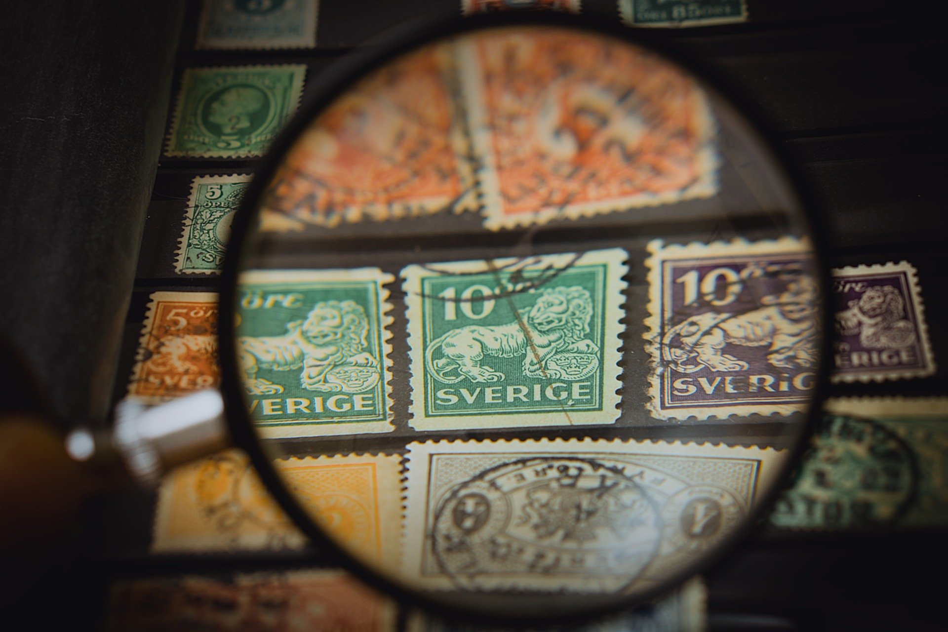 Lente de aumento focada em diversos selos