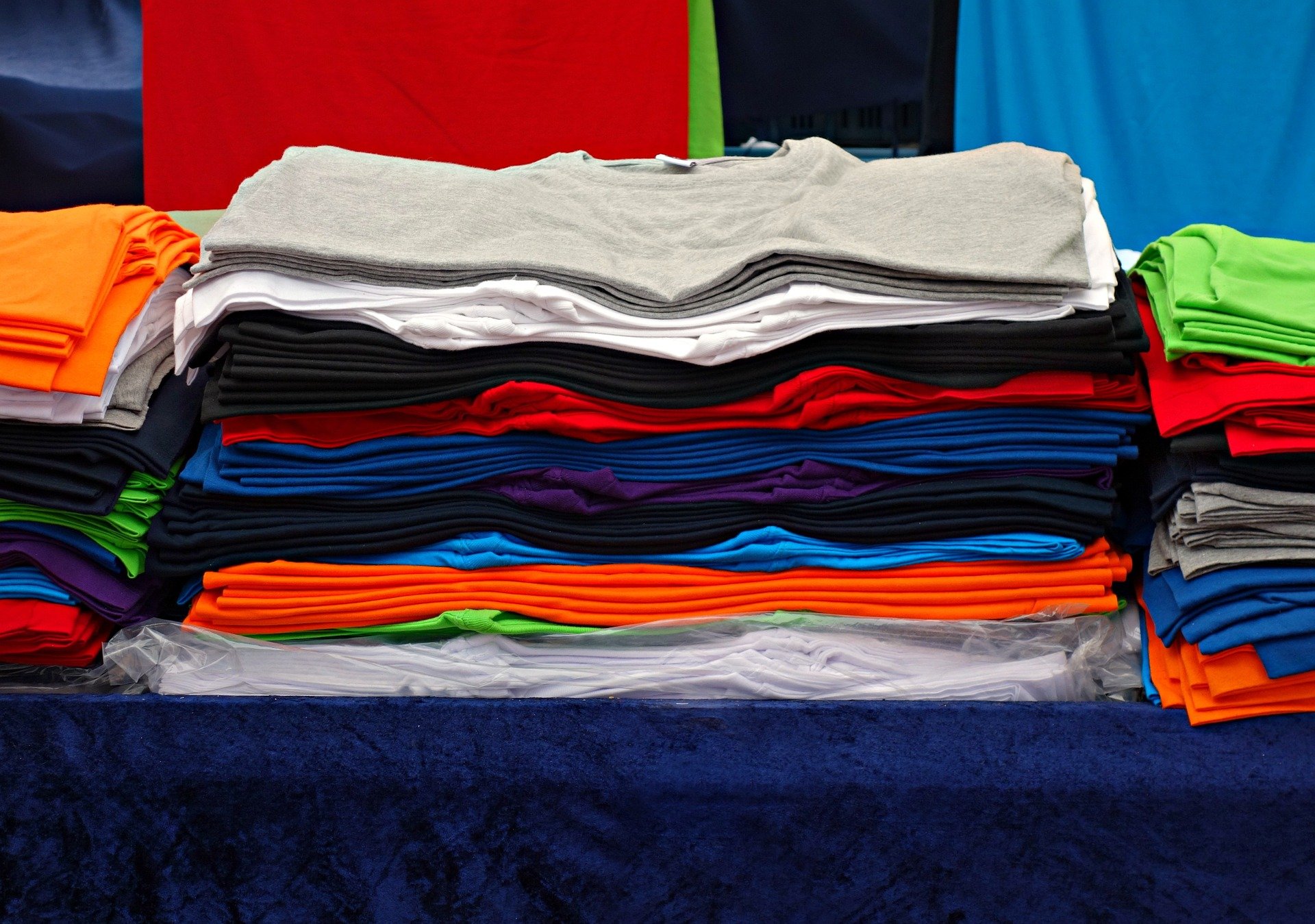 Camisetas coloridas empilhadas