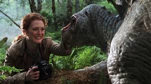Mulher fazendo carinho em dinossauro