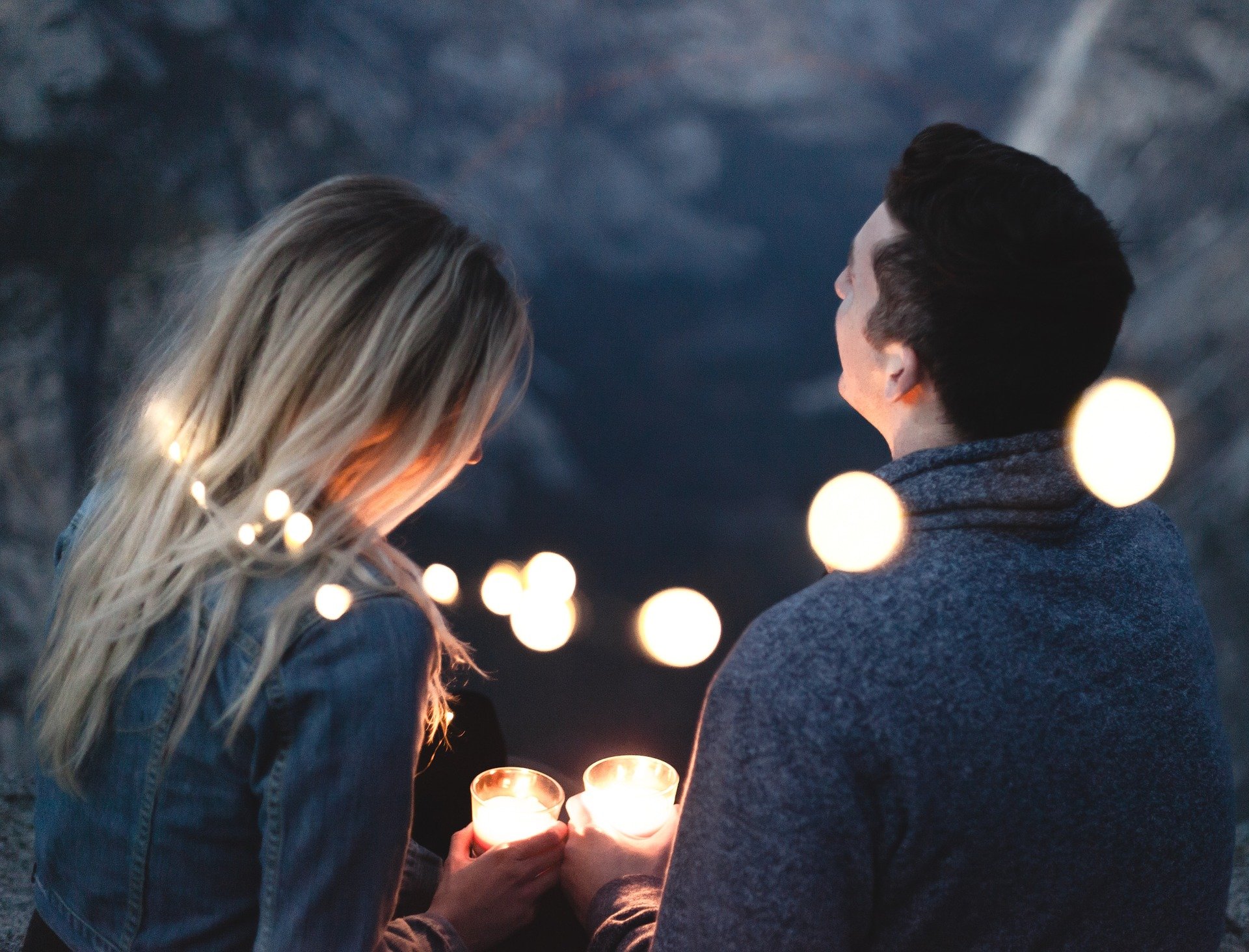 Homem e mulher segurando velas