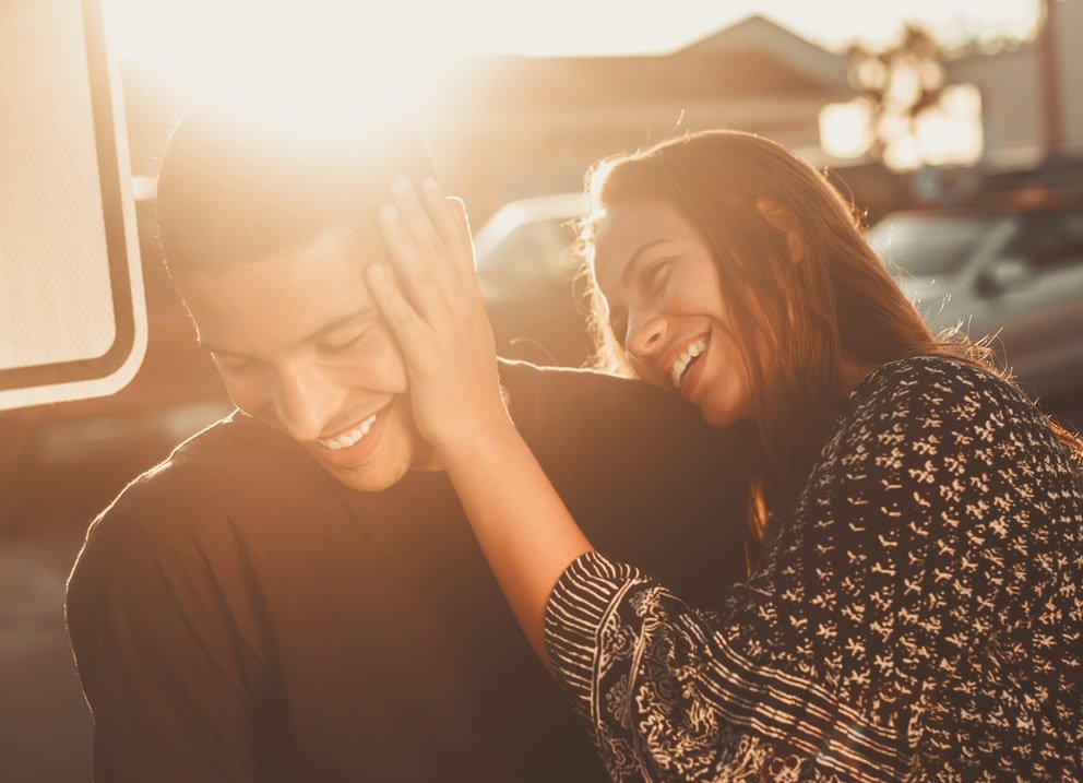 Unsplash Homem e mulher sorrindo juntos