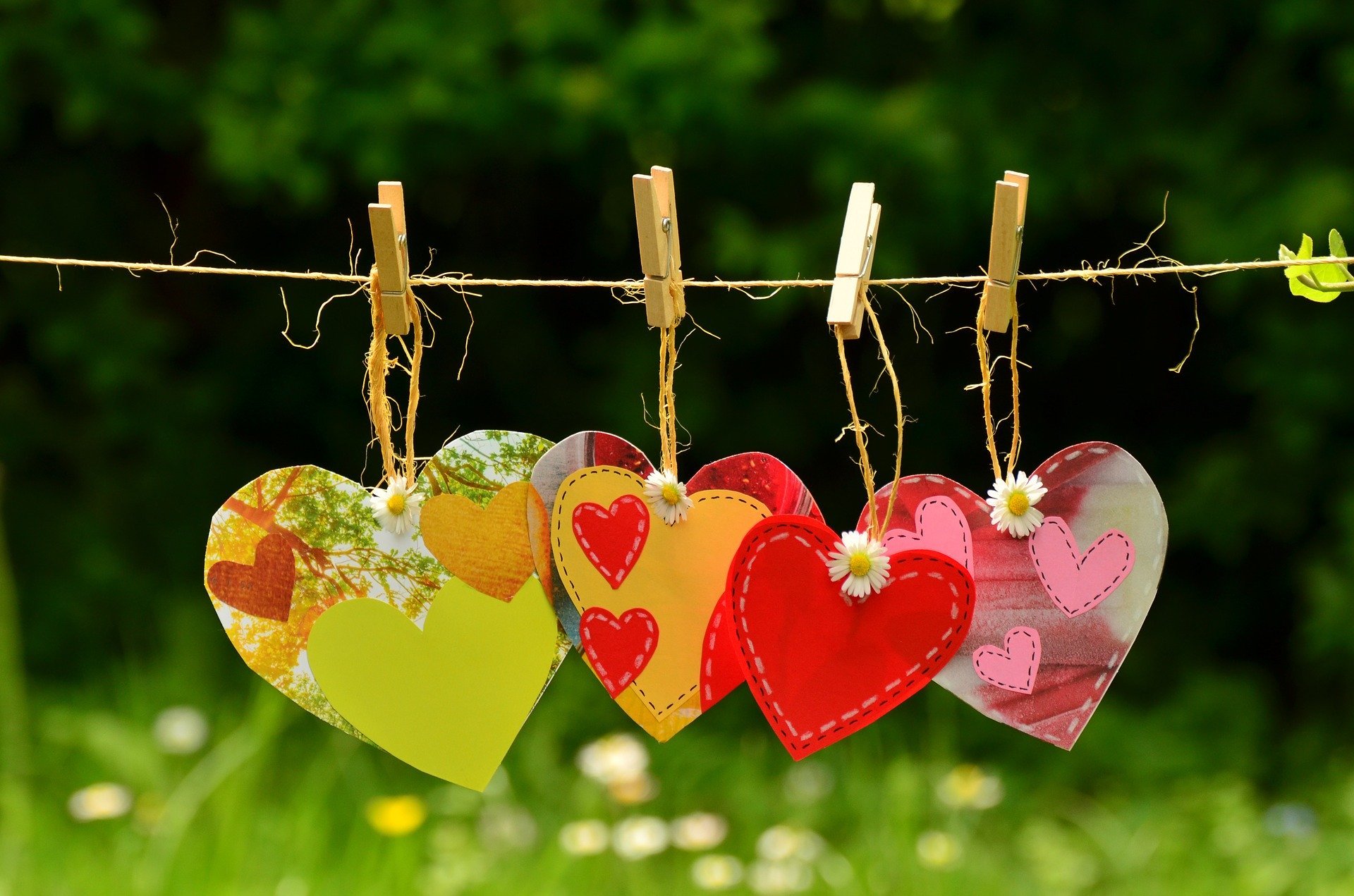 Pixabay Corações de papel pendurados em varal