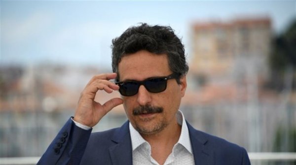 Reprodução/ Roberta Jungmann Kleber Mendonça Filho mexendo em óculos escuros