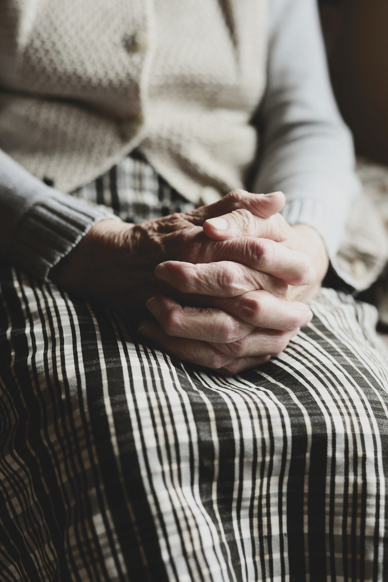 Pixabay Pessoa idosa sentada, com as mãos unidas em sinal de oração