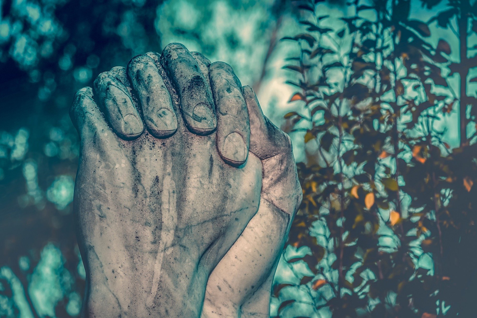 Pixabay Pedra esculpida em formato de duas mãos unidas em sinal de oração
