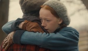 Reprodução/ Online Séries Personagens da série Anne with an E se abraçando