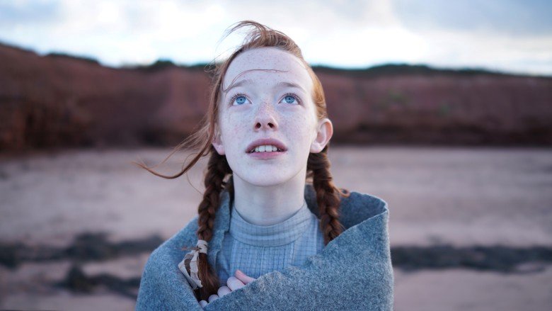 Personagem da série Anne with an E com os cabelos trançados ao vento