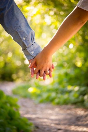 Unsplash Homem e mulher de mãos dadas