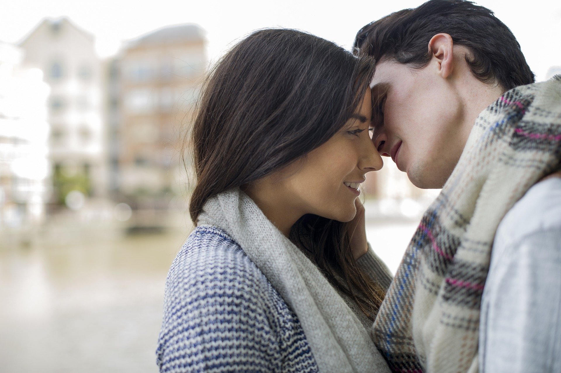 Homem beijando mulher