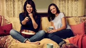 Mulheres assistindo tv e comendo pipoca