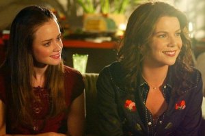 Reprodução/ GaúchaZH Mulheres sorrindo desconfortáveis sentadas em sofá