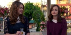 Reprodução/ HuffPost Brasil Mulheres em centro da cidade de Gilmore Girls se encarando.