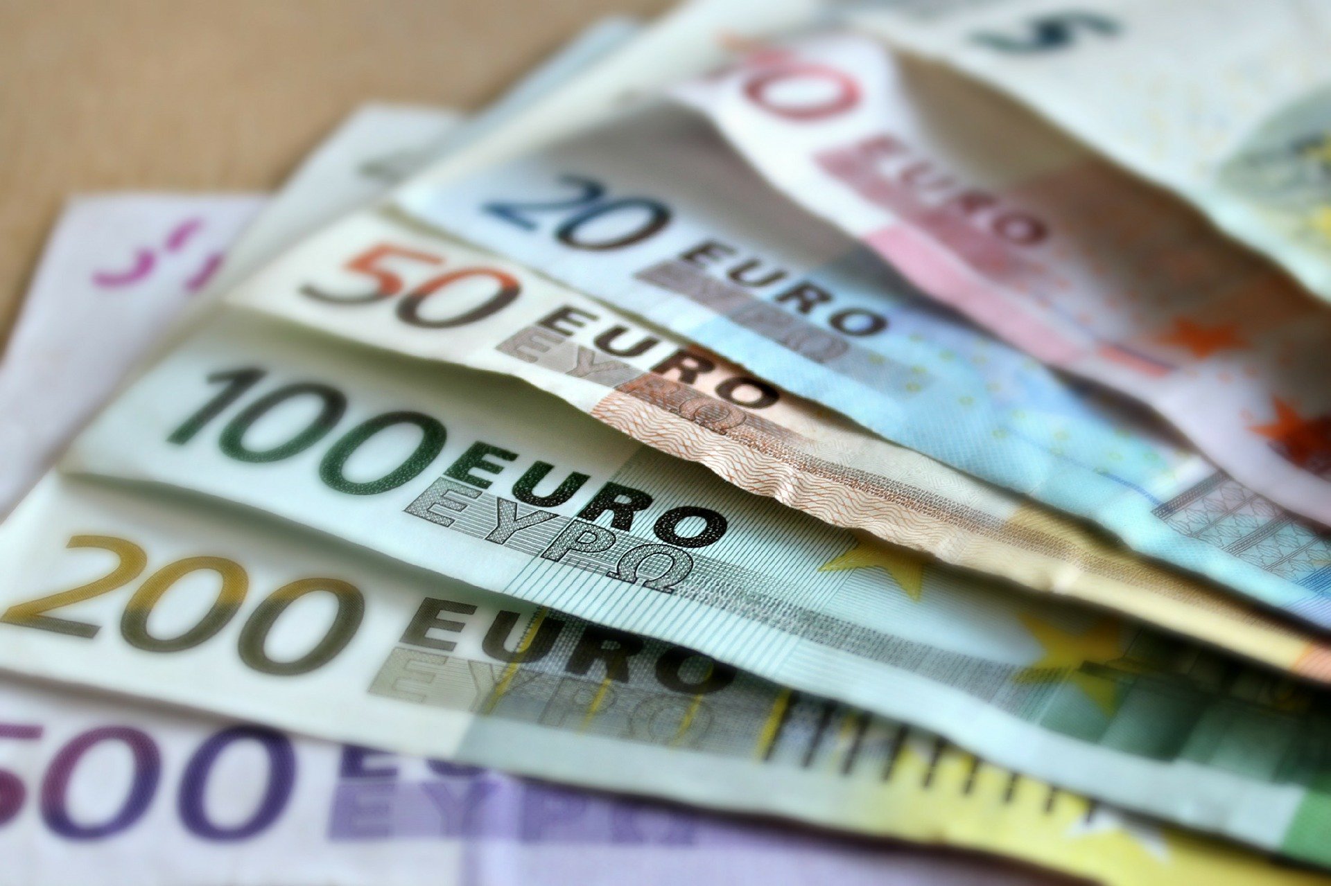 Notas de Euro de diversos valores empilhadas em formato de leque