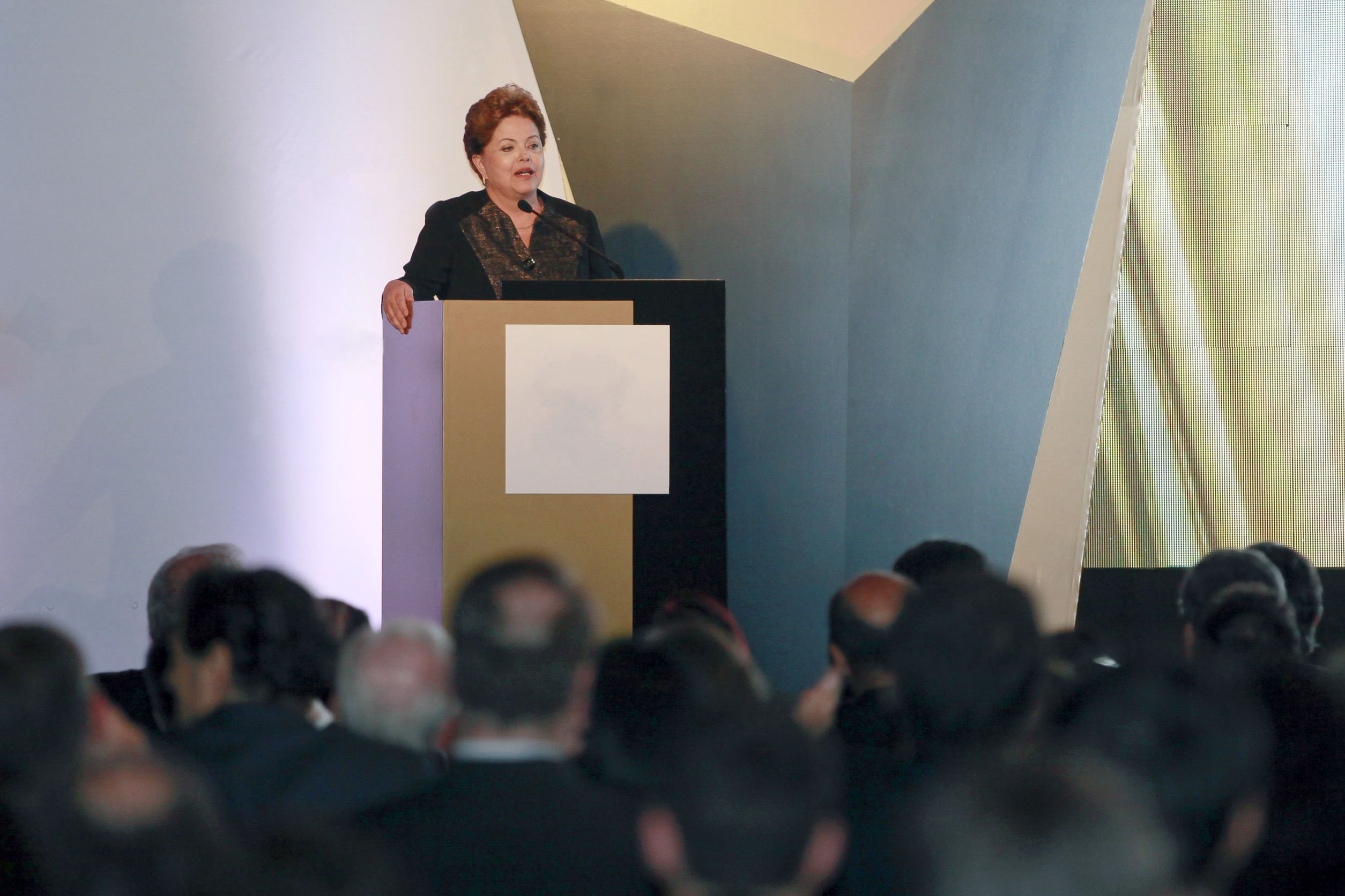 Mulher discursando/  Dilma Roussef