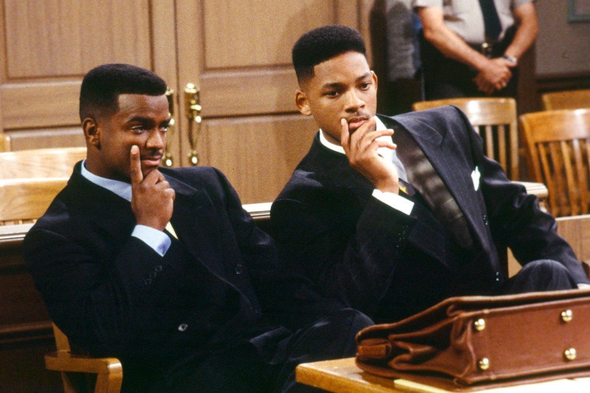 Personagens da série Um Maluco no Pedaço usando ternos, sentados em uma corte de tribunal