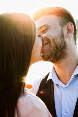 Unsplash Homem beijando mulher