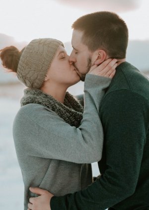 Unsplash Casal se beijando