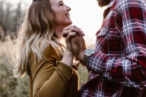 Unsplash Mulher olhando para homem, sorrindo, de mãos dadas